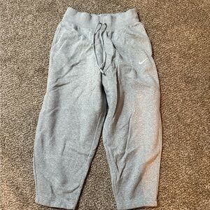 Nike women’s Gray Sweatpants cropped Medium